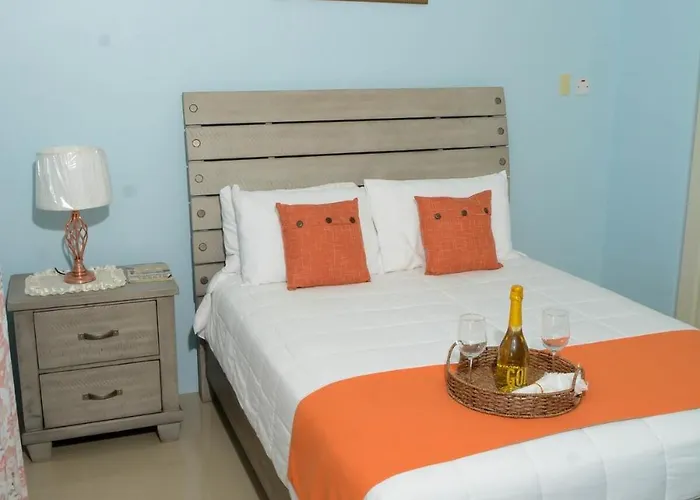 Snowbird Friendly - Seaview Balcony - Fast Wifi And Ac * Runaway Bay